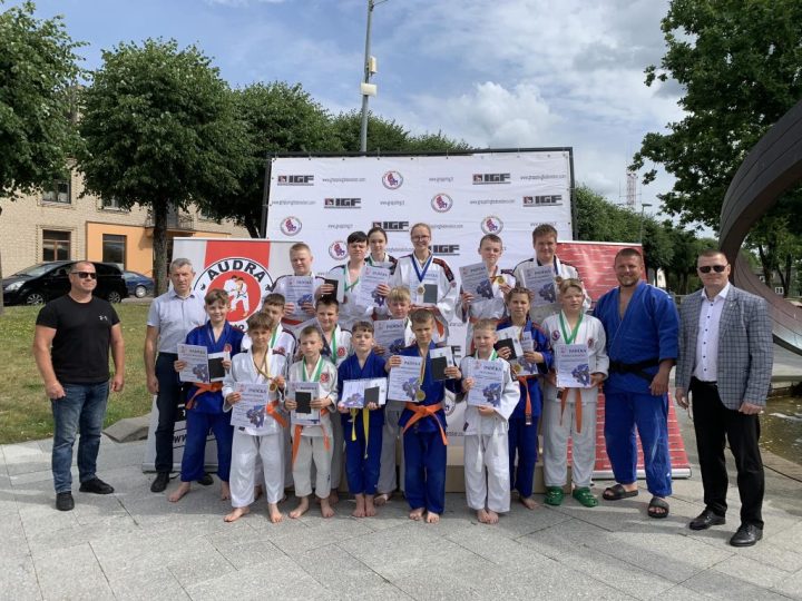 Šakių sporto klubo „Audra“ sezono uždarymo šventė miesto skvere
